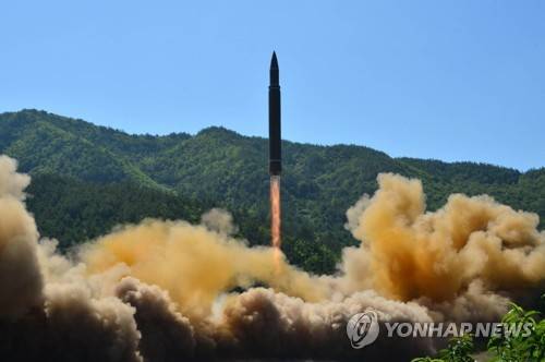 (평양 조선중앙통신=연합뉴스) 북한이 지난 4일 쏘아올린 대륙간탄도미사일(ICBM) 화성-14형. 2017.7.5      photo@yna.co.kr