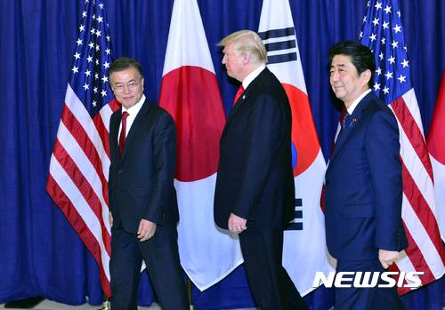 【함부르크(독일)=뉴시스】전진환 기자 = 문재인 대통령이 도날드 트럼프 미국 대통령, 아베 신조 일본 총리와 6일 오후(현지시간) 한·미·일 정상 만찬이 열린 주함부르크미국총영사관에서 기념촬영 후 만찬장으로 향하고 있다. 2017.07.07.   amin2@newsis.com