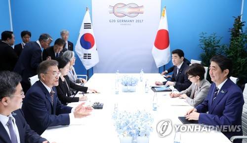 (함부르크=연합뉴스) 배재만 기자 = 문재인 대통령과 아베 신조 일본 총리가 7일 오전(현지시간) 독일 함부르크 G20 정상회의장 메세홀 양자회담장에서 열린 한-일 정상회담에서 얘기를 나누고 있다. 2017.7.7 scoop@yna.co.kr