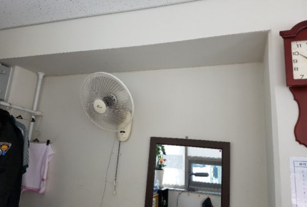 경기 의정부 민락동의 한 아파트. 한여름 33도까지 푹푹 찌는 더위에 고생하는 경비원을 위해 주민들이 돈을 모아 에어컨을 사주기로 했다./인터넷 캡쳐