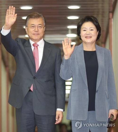 조금전 서울공항에 도착한 문재인대통령, 김정숙여사 | 인스티즈