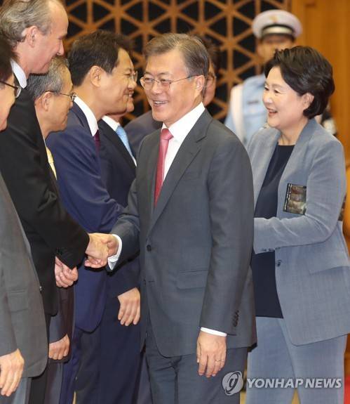 조금전 서울공항에 도착한 문재인대통령, 김정숙여사 | 인스티즈