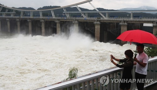 (하남=연합뉴스) 홍기원 기자 = 경기 지역에 호우주의보가 발효된 10일 오후 경기도 하남시 팔당댐이 수문을 열고 물을 방류하고 있다. 2017.7.10  xanadu@yna.co.kr