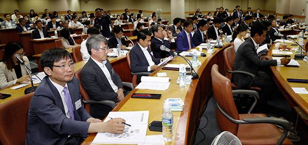 ⓒ연합뉴스 지난 6월19일 경기 고양시 사법연수원에서 열린 전국법관대표회의에 참석한 판사들이 회의에 앞서 자료를 살펴보고 있다.