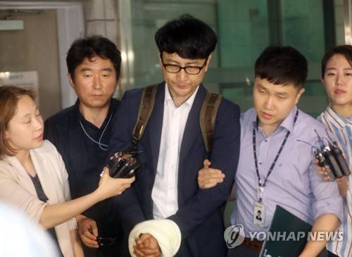 (서울=연합뉴스) 한상균 기자 = 사전구속영장이 발부된 국민의당 이준서 전 최고위원이 12일 새벽 남부지검을 나서고 있다. 이 전 최고위원은 문재인 대통령의 아들 준용씨에 대한 '취업특혜 의혹 제보조작' 사건에 관여한 혐의를 받고 있다.      xyz@yna.co.kr