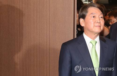 (서울=연합뉴스) 김도훈 기자 = 국민의당 안철수 전 대표가 12일 오후 서울 여의도 국민의당 당사에서 '제보조작' 사건과 관련 기자회견을 마친 뒤 당사를 나가기 위해 엘리베이터로 향하고 있다. 2017.7.12      superdoo82@yna.co.kr