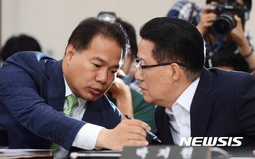 【서울=뉴시스】홍효식 기자 = 13일 오전 서울 여의도 국회 법제사법위원회 전체회의실에서 열린 박상기 법무부장관 후보자의 인사청문회에서 국민의당 박지원 전 대표와 이용주 의원이 논의하고 있다. 2017.07.13. yesphoto@newsis.com