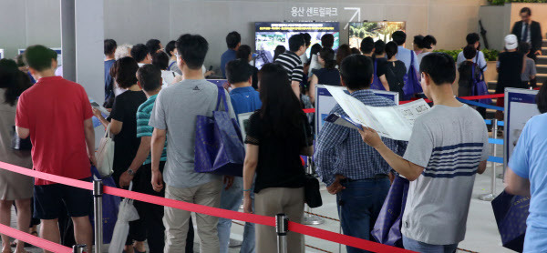 최근 서울 용산구의 한 아파트 견본주택에서 시민들이 청약상담을 받기 위해 줄을 서 있다. /김연정 객원기자