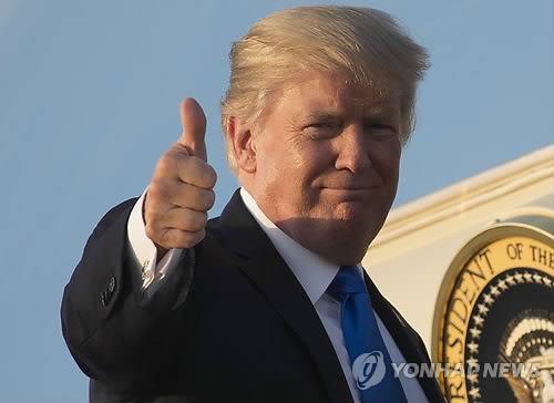 도널드 트럼프 미국 대통령이 지난 12일(현지시간) 프랑스 방문을 위해 메릴랜드주 앤드루스 공군기지에서 전용기 '에어포스원'에 오르며 엄지를 들어보이고 있다. [AFP=연합뉴스]