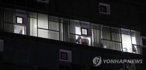(서울=연합뉴스) 김현태 기자 = 휴일인 16일 저녁 서울 서초구 박영수 특검 사무실에 늦은 밤까지 불이 켜져 있다.       앞서 특검팀 관계자는 이날 "지난 14일 청와대에서 해당 문건 사본을 보내와 분석 작업을 벌이고 있다"고 밝혔다. 특검 관계자들은 삼성 뇌물 사건 등의 공소 유지에 이번 문건들이 도움이 될 가능성에 주목하고 주말에도 대부분 출근해 300여종에 달하는 방대한 문건 분석에 매진 중인 것으로 전해졌다. 2017.7.16      mtkht@yna.co.kr