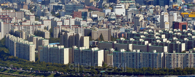 희소성과 안전자산에 부동자금이 쏠리는 가운데 정부의 핀셋 규제에 대한 효과에 물음표가 붙는다. 전문가들은 시장과 정부의 시각의 차이가 있다고 지적한다. 가격상승 부작용을 낮추면서 공급을 유지해야 하는 것이 정부의 최대과제로 꼽힌다. 사진은 압구정 단지 전경. [헤럴드경제DB]