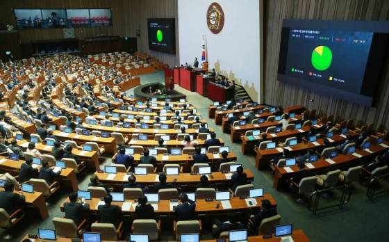 20일 오후 서울 여의도 국회에서 열린 본회의에서 정부조직법 일부개정법률안이 재적299인 재적221인 찬성182인 반대5인 기권34인으로 통과되고 있다. /사진=이동훈 기자