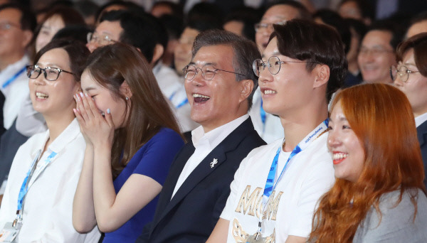 활짝 문재인 대통령이 24일 강원 평창 알펜시아 리조트에서 열린 2018년 평창 동계올림픽·패럴림픽 성공 다짐대회 행사를 보며 김연아 전 피겨스케이팅 국가대표(문 대통령 왼쪽) 등 참석자들과 함께 웃고 있다.  연합뉴스