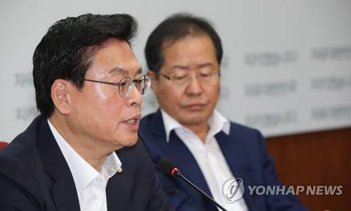 (서울=연합뉴스) 박동주 기자 = 자유한국당 정우택 원내대표가 24일 서울 여의도 자유한국당 당사에서 열린 최고위원회의에서 발언하고 있다.   2017.7.24      pdj6635@yna.co.kr