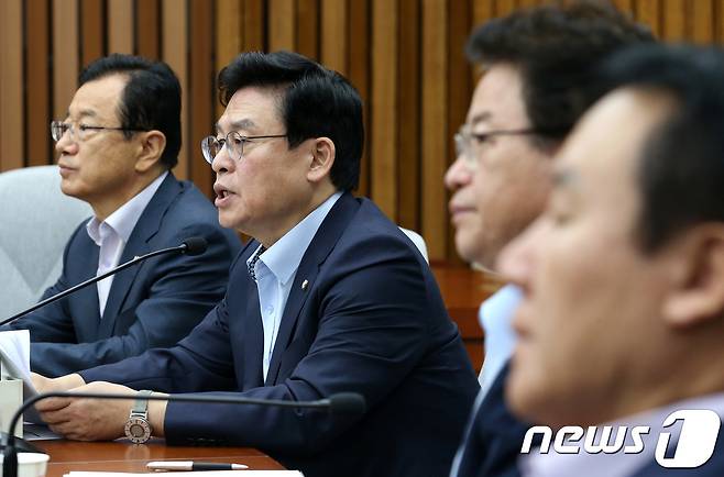 정우택 자유한국당 원내대표가 25일 오전 서울 여의도 국회에서 열린 원내대책회의에서 모두발언을 하고 있다. 2017.7.25/뉴스1 © News1 박정호 기자
