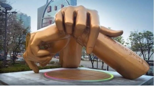 강남구가 코엑스 앞에 설치한 강남스타일 동상