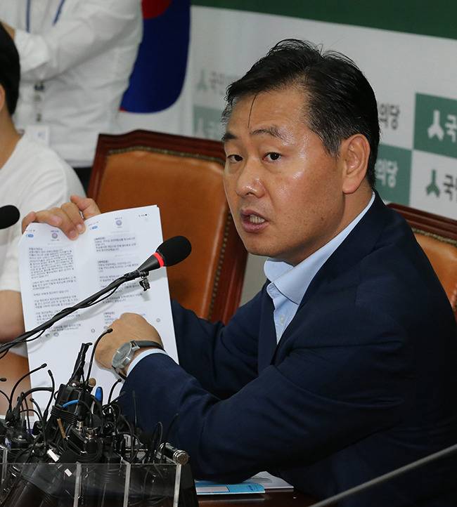 국민의당 김관영 진상조사단장이 7월 3일 ‘문준용 특혜채용 제보조작 사건’ 진상조사 결과를 발표하고 있다.