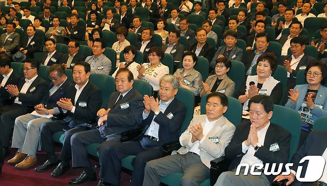 27일 서울 여의도 국회도서관 대강당에서 열린 국민의당, 1차 중앙위원회에서 참석자들이 박수를 치고 있다. 2017.7.27/뉴스1 © News1 이동원 기자