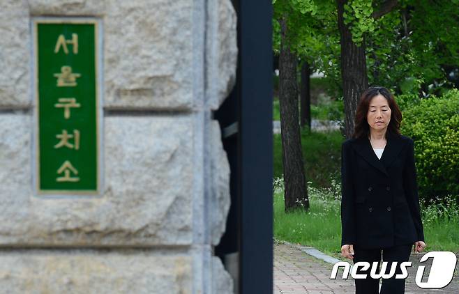 '문화계 블랙리스트' 작성·관리에 관여한 혐의에 대해 집행유예를 선고받은 조윤선 전 문화체육관광부 장관이 27일 오후 경기도 의왕시 서울구치소를 나서고 있다. 2017.7.27/뉴스1 © News1 박지혜 기자