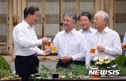 【서울=뉴시스】전신 기자 = 문재인 대통령이 27일 청와대 상춘재 앞에서 열린 주요 기업인과의 호프 미팅에서 함영준(왼쪽 두번째) 오뚜기 회장과 건배를 하고 있다. 2017.07.27.  photo1006@newsis.com