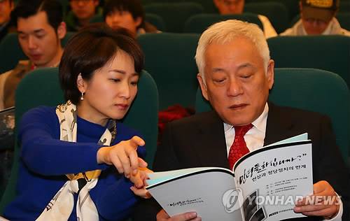 김한길(64 오른쪽) 전 새정치민주연합 대표와 국민의당 이언주(45) 원내수석부대표 [연합뉴스 자료사진]