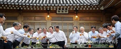 (서울=연합뉴스) 배재만 기자 = 문재인 대통령이 27일 오후 청와대 상춘재에서 주요 기업인들을 초청해 개최한 '주요 기업인과의 호프미팅'에서 참석자들과 함께 소상공인 수제맥주로 건배하고 있다. 2017.7.27  scoop@yna.co.kr  (끝)