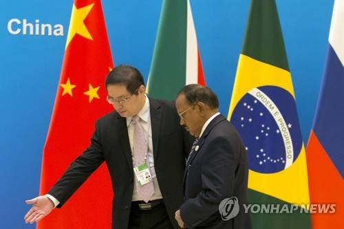 28일 중국 베이징에서 열린 브릭스 안보포럼에서 아지트 도발(오른쪽) 인도 국가안보보좌관이 이동하고 있다.[AP=연합뉴스]