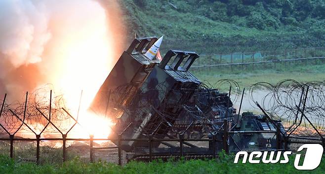 29일 오전 한미 연합군이 동해안에서 실시한 탄도미사일 사격훈련에서 주한미군의 지대지 탄도미사일 에이태킴스(ATACMS)가 발사되고 있다. (합동참모본부 제공) 2017.7.29/뉴스1