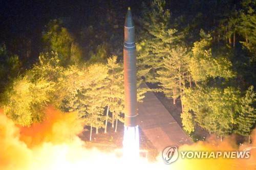 (평양 조선중앙통신=연합뉴스) 북한 조선중앙통신은 지난 28일 밤 김정은 노동당 위원장이 참관한 가운데 대륙간 탄도미사일급 '화성-14'형 미사일 2차 시험발사를 실시했다고 29일 보도했다. 2017.7.29  [국내에서만 사용가능. 재배포 금지. For Use only in the Republic of Korea. No Redistribution]       photo@yna.co.kr