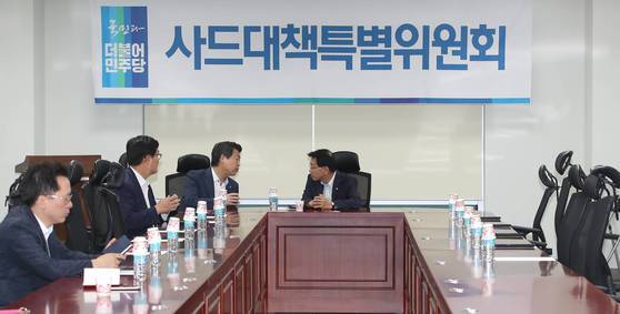 지난 6일 국회 의원회관에서 열린 더불어민주당 사드대책특별위원회 회의에서 심재권 위원장(오른쪽)과 김영호 간사가 회의 시작을 기다리며 이야기를 하고 있다. [연합뉴스]
