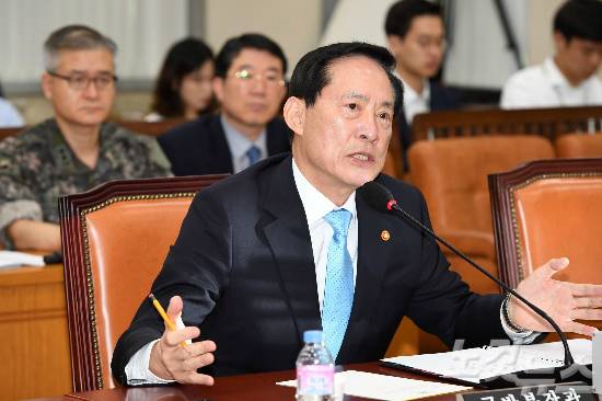 송영무 국방부 장관이 지난 31일 오후 서울 여의도 국회 국방위원회에서 열린 북한의 ICBM급 미사일 도발 관련 긴급 현안보고에 출석해 의원들의 질의에 답하고 있다. (사진=박종민 기자/자료사진)