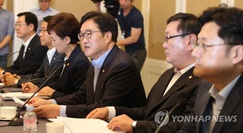 (서울=연합뉴스) 김도훈 기자 = 더불어민주당 우원식 원내대표가 2일 오전 국회에서 열린 주택시장 안정화 방안 당정협의에서 발언을 하고 있다.       왼쪽부터 국토위 민주당 간사 민홍철 의원, 조정식 국토교통위원장, 김현미 국토교통부장관, 우원식 원내대표, 김태년 정책위의장, 홍익표 정책위수석부의장.       superdoo82@yna.co.kr