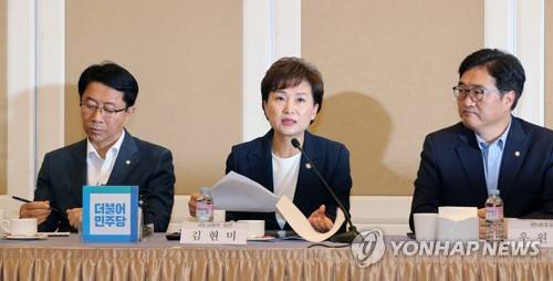 (서울=연합뉴스) 안정원 기자 = 김현미 국토교통부 장관이 2일 오전 국회에서 열린  주택시장 안정화 방안 당정협의에서 발언하고 있다.     jeong@yna.co.kr