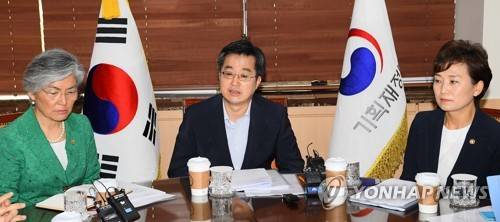 (서울=연합뉴스) 김승두 기자 = 김동연 부총리 겸 기획재정부 장관이 2일 오전 서울 세종로 정부서울청사에서 열린 경제현안간담회에서 발언하고 있다. 2017.8.2      kimsdoo@yna.co.kr