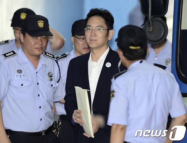 이재용 삼성전자 부회장이 3일 오전 서울 서초구 서울중앙지방법원에서 열린 '최순실 뇌물' 관련 51회 공판에 출석하고 있다. 전날 자신의 첫 피고인 신문에서 혐의를 조목조목 반박한 이 부회장은 이날도 법정 진술에 나선다. 2017.8.3/뉴스1 © News1 신웅수 기자