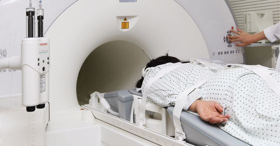 유방암 환자가 정확한 암의 위치를 알기 위해 PET-MRI를 찍고 있다. 이러한 암을 이겨낸 환자들에겐 '정신적 안정'이라는 공통점이 있다는 연구 결과가 나왔다. [사진 영남대병원]