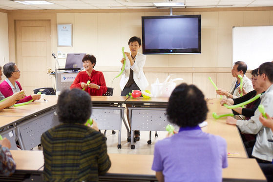 암 환자의 심적 안정에 대한 중요성이 강조되면서 대형 병원들을 중심으로 미술, 웃음, 명상 등 심리치료 프로그램이 다양하게 이뤄지고 있다. [자료 경희의료원]