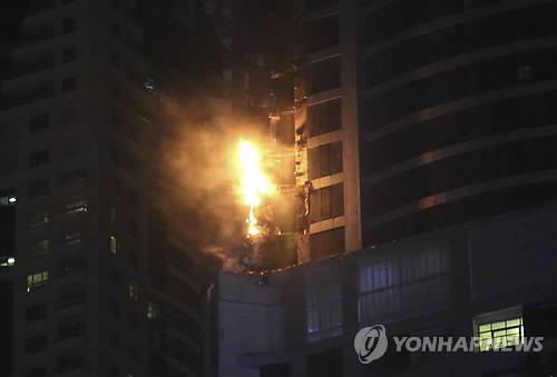 (두바이 AP=연합뉴스) 아랍에미리트(UAE) 두바이의 86층짜리 초고층 아파트 '토치 타워'에서 4일(현지시간) 화재가 발생, 연기와 불길이 번지는 모습.    bulls@yna.co.kr