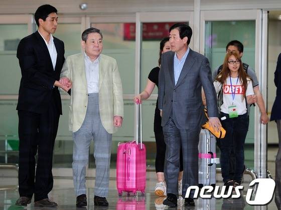 이건희 삼성전자 회장이 21일 오후 김포국제공항 입국장을 통해 귀국해 최지성 미래전략실장(부회장)의 영접을 받고 있다. 이 회장은 지난 4일 미국으로 출국해 박근혜 대통령의 경제사절단 일정을 수행하고 10일께 일본 도쿄에서 머무르다 이날 입국했다. 2013.5.21/뉴스1