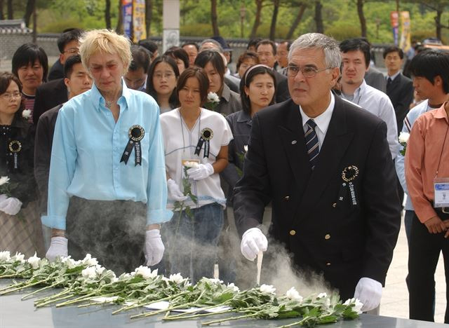 5ㆍ18 광주민주화운동 25주년을 하루 앞둔 2005년 5월 17일 광주 국립5.18묘지를 방문한 고 힌츠페터 기자가 분향하고 있다. 광주=최흥수 기자.