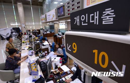 【서울=뉴시스】박진희 기자 = 정부가 서울 전역을 투기과열지구로 묶고, 대출 규제를 강화한 8·2 부동산대책 시행을 앞둔 3일 오후 서울 영등포구 한 은행 창구 직원들이 고객들과 상담을 하고 있다. 정부는 지난 2일 서울시 전역과 경기 과천, 세종시 등 투기과열지구의 주택담보인정비율(LTV)과 총부채상환비율(DTI)의 한도를 40%로 강화하고, 이중 강남 4구 등 투기지구로 묶인 11곳에 대해서는 주택담보대출을 가구당 1건으로 제한키로 했다.강력한 대출 규제책에 놀란 대출 수요자들은 대출 시기를 앞당겨야 하는지, 대출 한도는 얼마나 줄어드는지를 걱정하며 상황을 예의주시하는 모습을 보이고 있다. 2017.08.05. pak7130@newsis.com