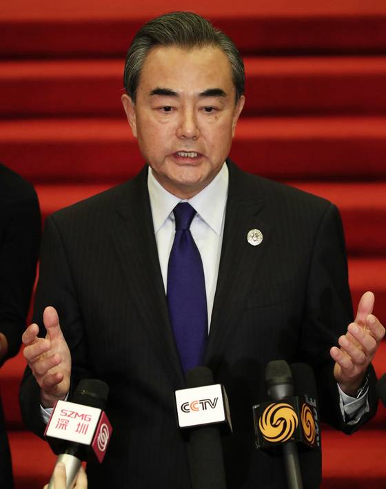 왕이(王毅) 중국 외교부장이 6일 오후(현지시간) 아세안지역안보포럼(ARF)이 열리고 있는 필리핀 마닐라 필리핀 인터내셔널 컨벤션 센터(PICC)에서 미디어브리핑을 열고 북핵문제 등 현안과 관련한 입장을 밝히고 있다. /사진=뉴스1