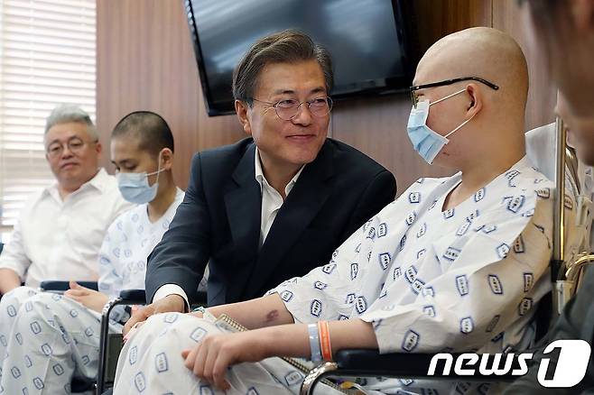 문재인 대통령이 약 30조원 규모의 '건강보험 보장성 강화 대책'을 발표하기 위해 방문한 가톨릭대학교 서울성모병원에서 환자들과 대화를 나누고 있다.(청와대) © News1 이광호 기자