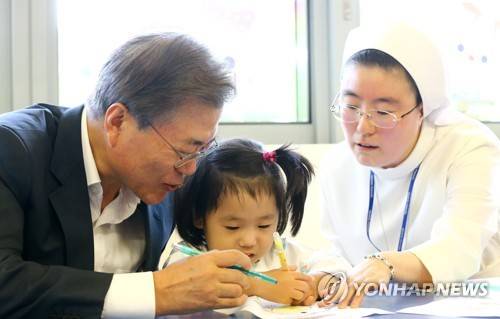 (서울=연합뉴스) 배재만 기자 = 문재인 대통령이 9일 오후 건강보험 보장강화 관련 현장방문을 위해 서울 서초구 서울성모병원을 찾아 입원해 있는 어린이들과 함께 색칠하기를 함께하고 있다.     scoop@yna.co.kr