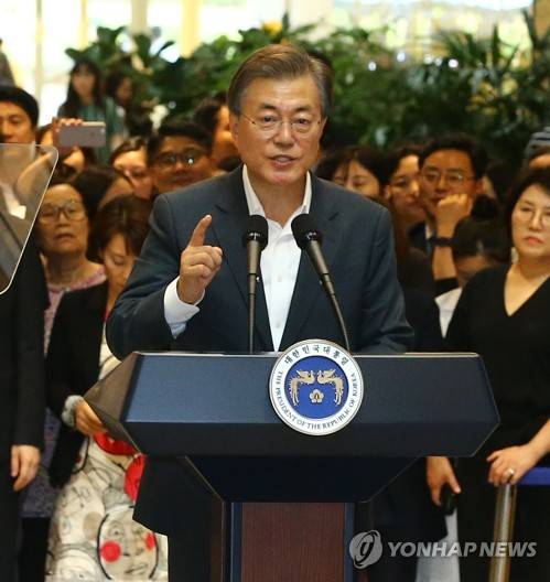 (서울=연합뉴스) 배재만 기자 = 문재인 대통령이 9일 오후 서울 서초구 서울성모병원을 찾아 건강보험 보장강화 정책 발표를 하고 있다.   scoop@yna.co.kr