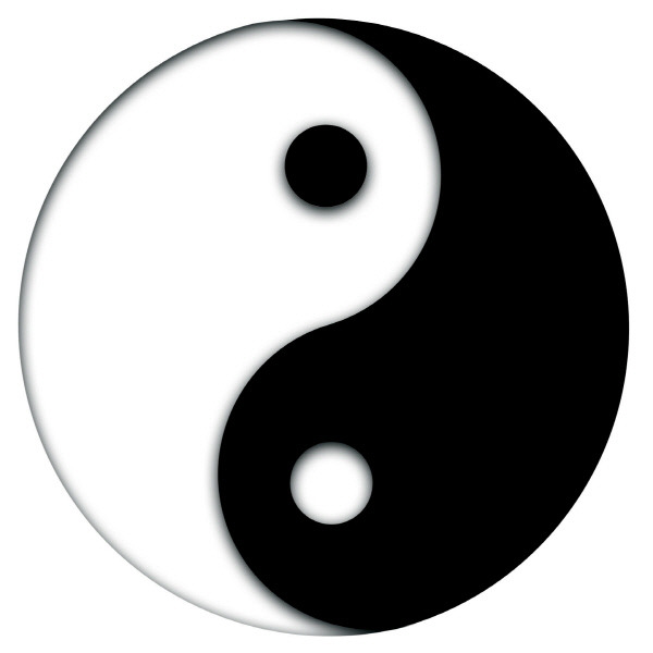 서로 대립되는 두 명제 중 하나가 참이면 다른 하나는 거짓이다. 하지만 빛이나 전자는 물리적으로 양립할 수 없는 입자성·파동성을 동시에 갖고 있다. 장자가 말한 ‘이것이 저것이고 저것 또한 이것’인 셈이다. 양자역학은 양립할 수 없는 두 개념이 혼재하는 이중성, 상보성이 자연의 본질이라는 것을 비로소 발견했다. 사진은 ‘상보성’ 개념을 제안한 닐스 보어가 양자역학을 이해할 사고의 틀로 자신의 예복 문장(아래 사진)에 새긴 태극문양.