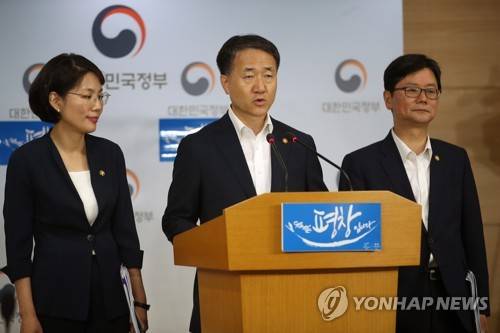 (서울=연합뉴스) 김승두 기자 = 박능후 보건복지부 장관이 10일 오후 서울 세종로 정부서울청사에서 제1차 기초생활보장 종합계획을 발표하고 있다. 왼쪽부터 교육부 박춘란 차관, 박 장관, 국토부 손병석 1차관.     kimsdoo@yna.co.kr