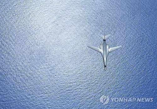 (괌 AFP/미 국방부=연합뉴스) 미국은 도널드 트럼프 대통령이 명령을 내리면 괌에 배치된 장거리전략폭격기 B-1B '랜서'기를 동원, 수십 곳의 북한 미사일 기지를 선제타격하는 내용의 구체적인 작전계획을 마련한 것으로 전해졌다.  미 NBC 방송은 9일(현지시간) 복수의 고위 군 관계자와 제임스 스타브리디스 전(前) 나토(북대서양조약기구) 사령관과 태평양 공군 사령관을 지낸 테렌스 오쇼네이 중장 등 퇴역 장성들을 인용, 이같이 전하면서 선제타격의 핵심은 B-1B '랜서'가 될 것이라고 말했다. 사진은 '랜서' 1대가 지난 7일 괌 앤더슨 공군기지을 이륙, 한반도 등을 향해 비행하는 모습.   bulls@yna.co.kr