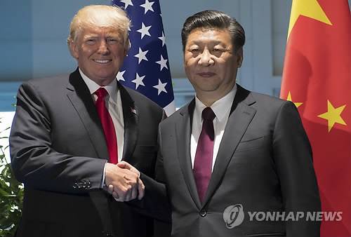 (베이징 AP=연합뉴스) 도널드 트럼프 미국 대통령(왼쪽)과 시진핑 중국 국가주석이 지난달 8일(현지시간) 독일 함부르크에서 열린 주요 20개국(G20) 정상회의에 참석, 악수를 나누고 있다. 백악관은 이날 양국 정상의 전화통화 직후 성명을 통해 "두 정상이 한반도의 비핵화를 위한 공동의 노력을 거듭 밝혔다"며 "북한이 도발적이고, (긴장을) 고조하는 행위를 중단해야 한다는 데 동의했다"고 말했다.   ymarshal@yna.co.kr  (끝)