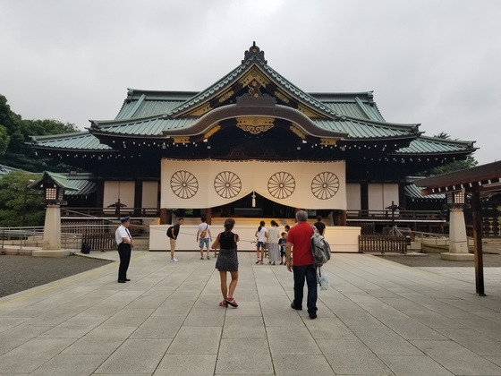 야스쿠니 신사 경내 배전(拜殿) 전경. 전범이 합사된 위패가 있는 본전(本殿)은 배전 뒤에 있다.[윤설영 도쿄 특파원]